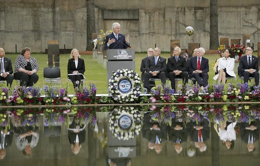 Cientos de personas se reunieron frente al monumento y museo erigido en el lugar del ataque y guardaron 168 segundos de silencio, uno por cada una de las víctimas. Foto EFE.