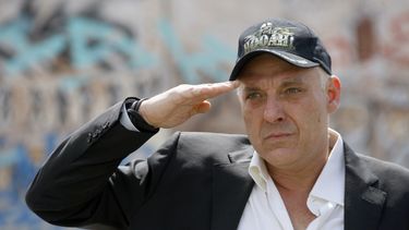 El actor Tom Sizemore hace el saludo militar frente al Monumento a los Soldados Mexicoestadounidenses Caídos en Guerra en Los Ángeles, el domingo 29 de mayo de 2011.