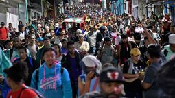 Centenares de migrantes partieron de Tapachula, México con destino a Estados Unidos, esperan llegar antes que asuma el nuevo gobierno.