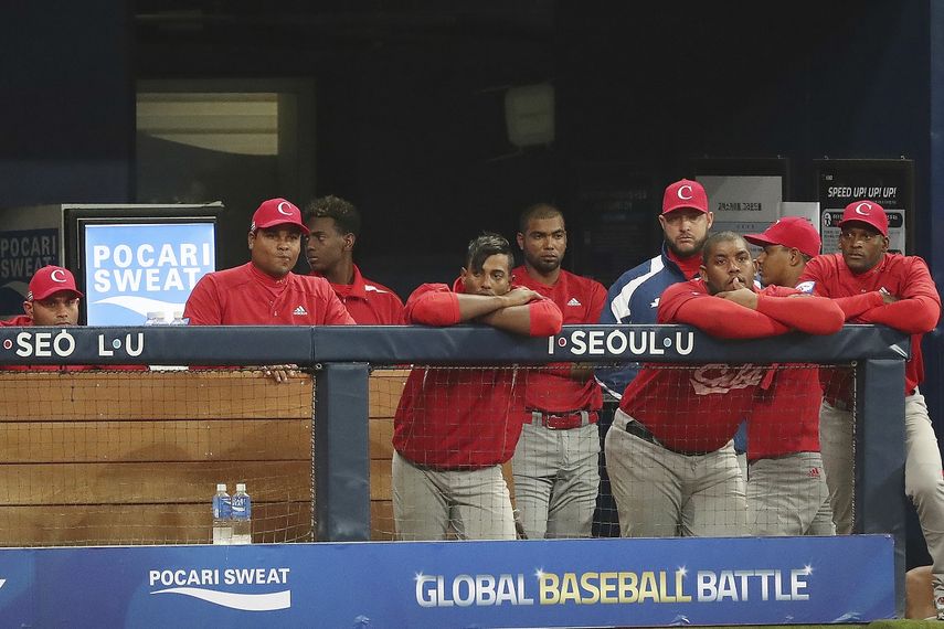 Varios jugadores del equipo Cuba en el torneo Preolímpico de béisbol, en Seúl, el viernes 8 de noviembre de 2019.
