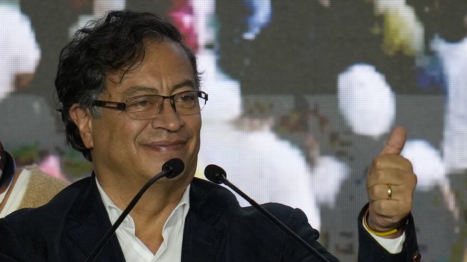 El presidente de Colombia Gustavo Petro, de la coalición Pacto Histórico, alza el pulgar a sus seguidores en la noche de las elecciones en Bogotá, Colombia, el domingo 29 de mayo de 2022.&nbsp;