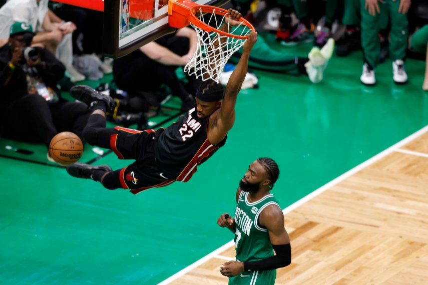 Jimmy Butler del Heat de Miami completa la volcada frente a Jaylen Brown de los Celtics de Boston, el lunes 29 de mayo de 2023.