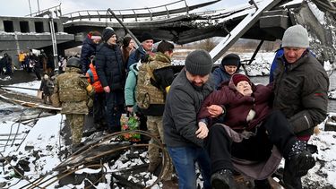 Soldados ucranianos ayudan a una anciana a cruzar un puente destruido mientras evacua la ciudad de Irpin, al noroeste de Kiev, el 8 de marzo de 2022. Más de dos millones de personas han huido de Ucrania desde que Rusia lanzó su invasión a gran escala hace menos de dos semanas. , dijo Naciones Unidas el 8 de marzo de 2022.