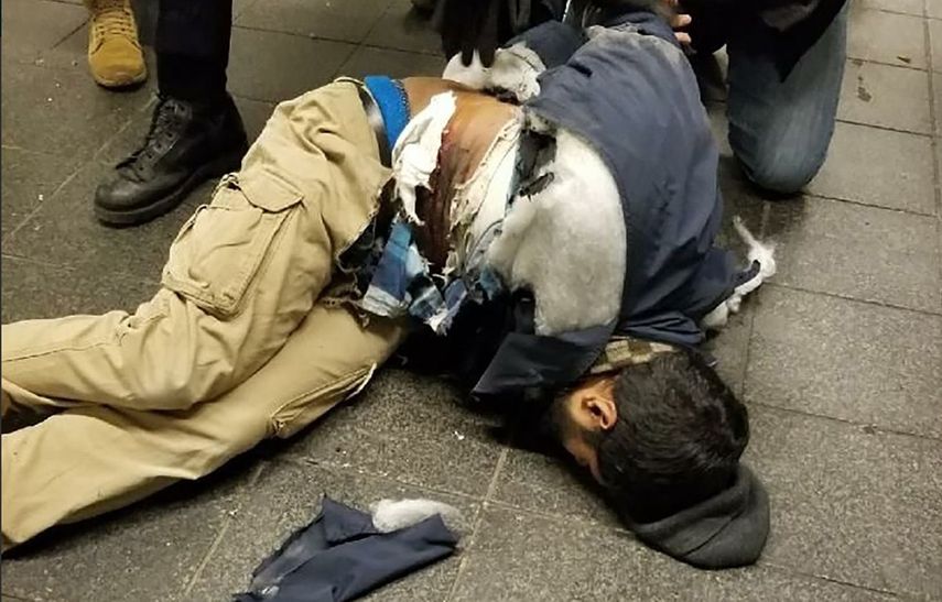 Ullah, de 27 años y originario de Bangladesh, detonó una bomba dentro de un túnel que conecta la principal estación de autobuses de Nueva York y el metro suburbano en la plaza de Times Square.