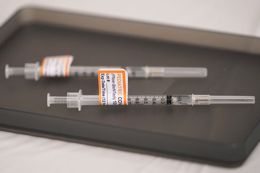 Esta fotografía muestra unas jeringas con la vacuna contra COVID-19 de Pfizer de dosis para niños de 5 a 11 años y adultos en Chicago, el 11 de diciembre de 2021.&nbsp;