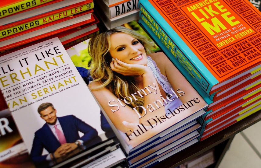 El libro de&nbsp;Stormy&nbsp;Daniels&nbsp;Full Disclosure, a la venta en una librería de Nueva York, EEUU, el 2 de octubre del 2018.&nbsp;Daniels&nbsp;es la actriz porno que se encuentra inmersa en una batalla legal contra el presidente Donald Trump.