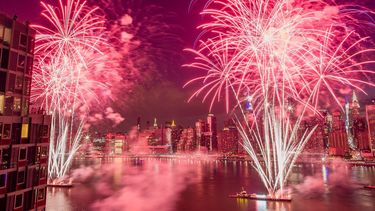 El horizonte de la ciudad de Nueva York con fuegos artificiales durante un espectáculo del Día de la Independencia sobre el East River en Nueva York.