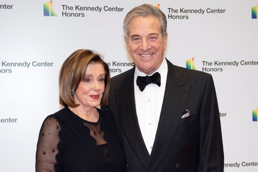 Nancy Pelosi y su esposo Paul Pelosi arriban a un evento del Departamento de Estado en el Kennedy Center de Washington.