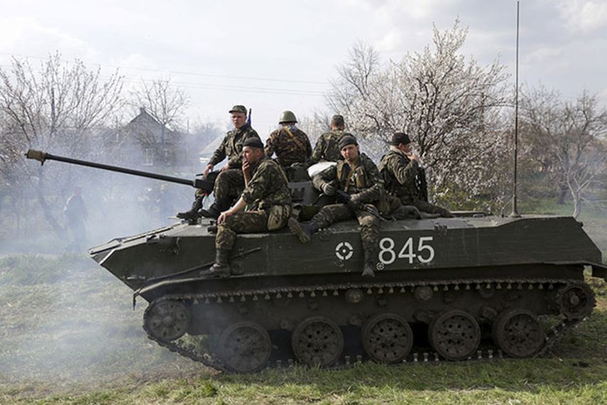 Soldados en un vehículo de combate de infantería toman posiciones en las afueras de la ciudad de Kramatorsk (región de Donetsk), Ucrania.EFE/Anastasia Vlasova