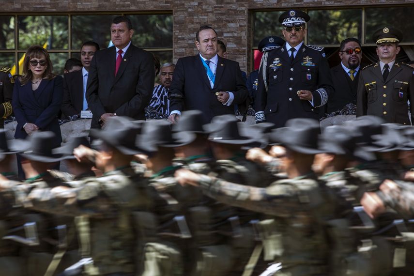El presidente guatemalteco Alejandro Giammattei observa un desfile militar durante un evento que lo reconoce como comandante en jefe de las fuerzas armadas en la base militar Mariscal Zabala en Ciudad de Guatemala el mi&eacute;rcoles 15 de enero de 2020.&nbsp;