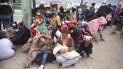 Los migrantes venezolanos se reúnen después de cruzar ilegalmente la frontera entre Bolivia y Chile en Colchane, Chile, el 3 de febrero de 2021. El paso fronterizo entre la pequeña ciudad de Colchane, Chile, y la ciudad de Pisiga, Bolivia, en una zona andina a más a más de 3.600 metros sobre el nivel del mar, se convirtió en los últimos meses en ruta para extranjeros, en su mayoría venezolanos, a pesar de la dureza y temperaturas extremas que deben soportar en esa zona. Los migrantes venezolanos se reúnen después de cruzar ilegalmente la frontera entre Bolivia y Chile en Colchane, Chile, el 3 de febrero de 2021. El paso fronterizo entre la pequeña ciudad de Colchane, Chile, y la ciudad de Pisiga, Bolivia, en una zona andina a más a más de 3.600 metros sobre el nivel del mar, se convirtió en los últimos meses en ruta para extranjeros, en su mayoría venezolanos, a pesar de la dureza y temperaturas extremas que deben soportar en esa zona.