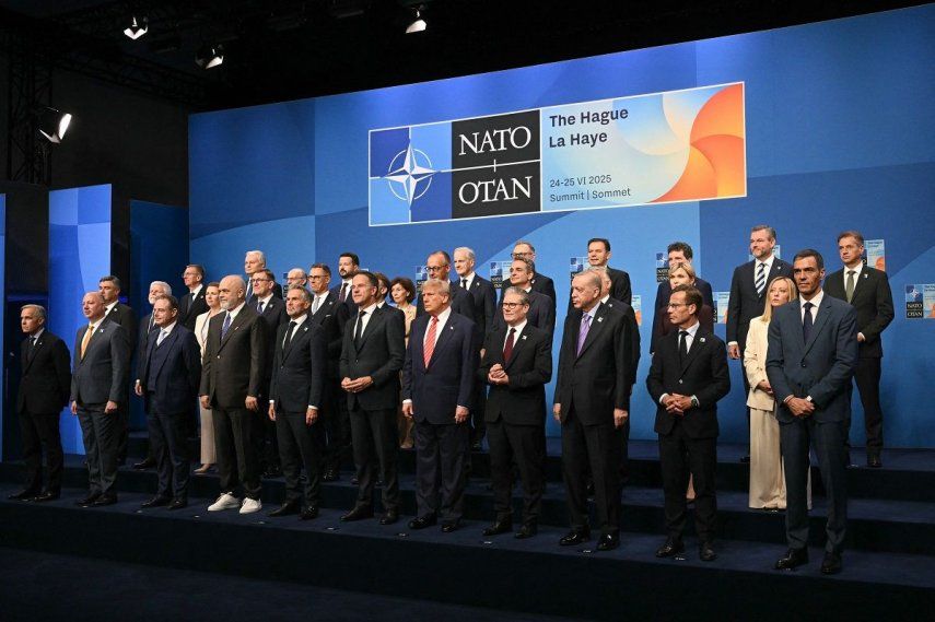 (Primera fila, desde la quinta a la izquierda) El primer ministro neerlandés, Dick Schoof; el secretario general de la OTAN, Mark Rutte; el presidente estadounidense, Donald Trump; el primer ministro británico, Keir Starmer; y el presidente turco, Recep Tayyip Erdogan, posan con los líderes de los países miembros de la OTAN para una foto de familia durante la cumbre de Jefes de Estado y de Gobierno de la Organización del Tratado del Atlántico Norte (OTAN) en La Haya, el 25 de junio de 2025.&nbsp;&nbsp;