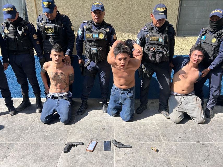 Agentes de la Policía Nacional Civil de Guatemala tras la captura de pandilleros.