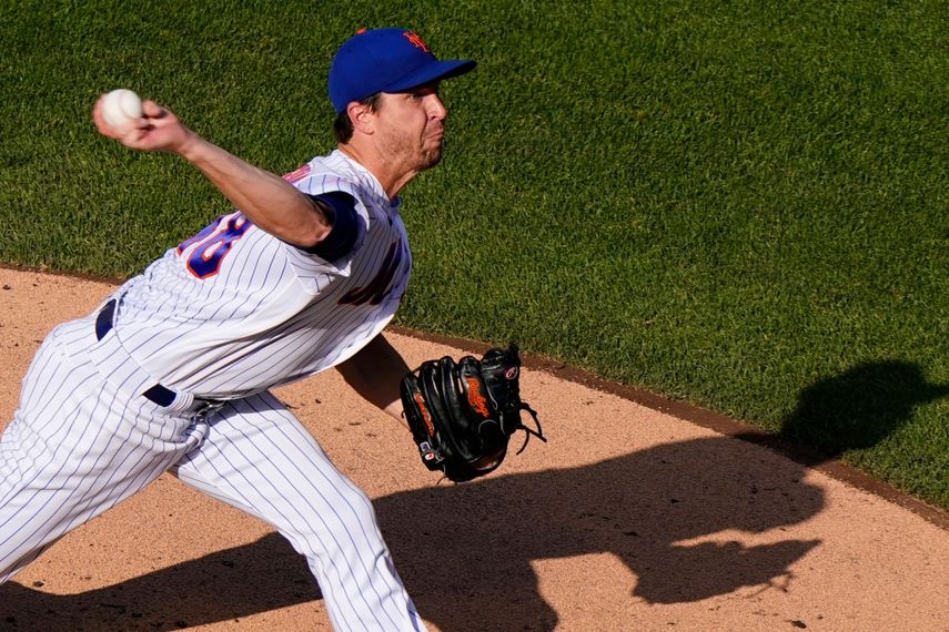 El abridor de los Mets de Nueva York Jacob deGrom trabaja en la segunda entrada del encuentro ante los Bravos de Atlanta, el lunes 21 de junio de 2021, en Nueva York