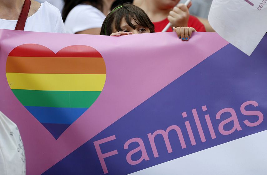 El gobernador de Florida, Rick Scott, quien firmó el proyecto de ley, dijo, sin embargo, que le gustaría ver protecciones a la libertad religiosa en torno a la adopción entre homosexuales. (EFE)