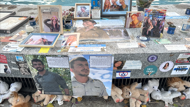 Prominentes espacios públicos acogen carteles, fotografías y objetos de culto dedicados a las víctimas.&nbsp;