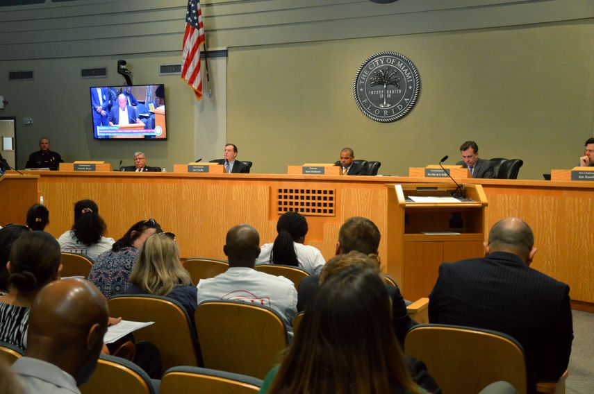 Vista parcial del pleno de la Comisi&oacute;n de Miami.