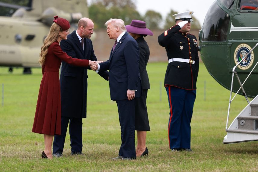 El presidente de Estados Unidos, Donald Trump, y la primera dama, Melania Trump, son recibidos por el príncipe William, príncipe de Gales, y Kate Middleton, princesa de Gales, a su llegada al Castillo de Windsor, en Windsor, el 17 de septiembre de 2025, para iniciar su segunda visita de Estado.&nbsp;