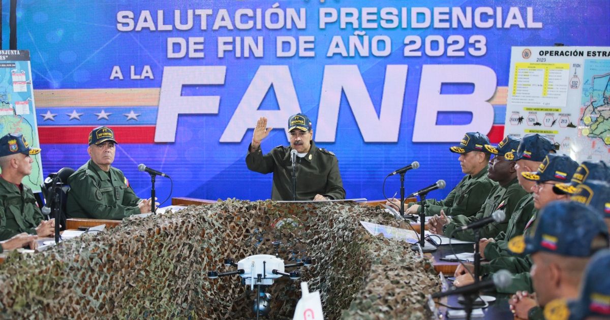 Buques de EEUU arriban a costas venezolanas, Maduro moviliza milicia
