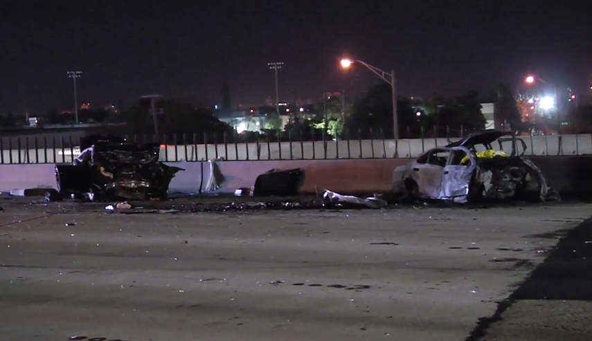 Uno de los automóviles estalló en llamas debido al impacto.