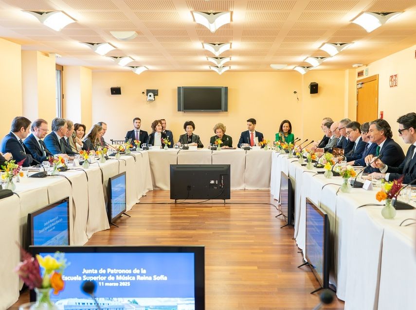 La reina Sofía preside la reunión anual de la Junta de Patronos de la Escuela, principal órgano de representación de este centro de alta formación musical.