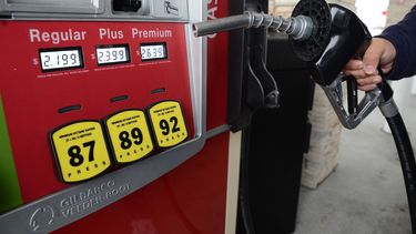 El precio de la gasolina oscila acorde al valor internacional del petróleo y el inventario disponible en refinerías.