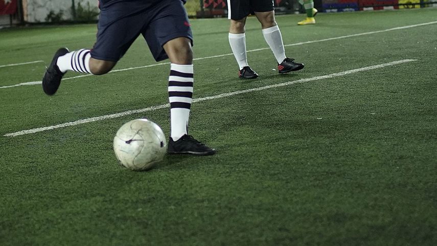 Un jugador se prepara para patear el balón durante una pausa en un partido de fútbol