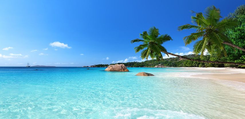 Anse Lazio es una playa situada en el noroeste de la Isla de Praslin, en la nación insular africana de Seychelles, está considerada como una de las mejores playas de Praslin, y una de los mejores en el archipiélago.&nbsp;