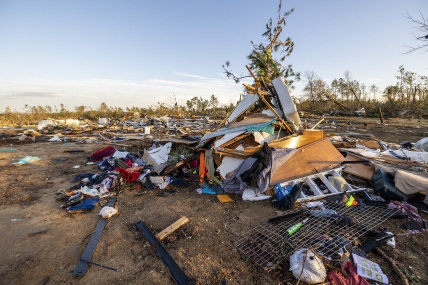 Lo único que queda de una casa ubicada en County Road 43 son los cimientos después del paso de un tornado, el jueves 12 de enero de 2023, en Prattville, Alabama.&nbsp;