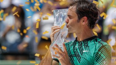 Roger Federer besa su trofeo que ganó frente al español Rafael Nadal.&nbsp; 