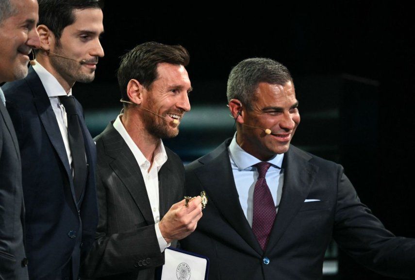 El argentino Lionel Messi (centro) sostiene la llave de la ciudad de Miami en una ceremonia, el 5 de noviembre de 2025.