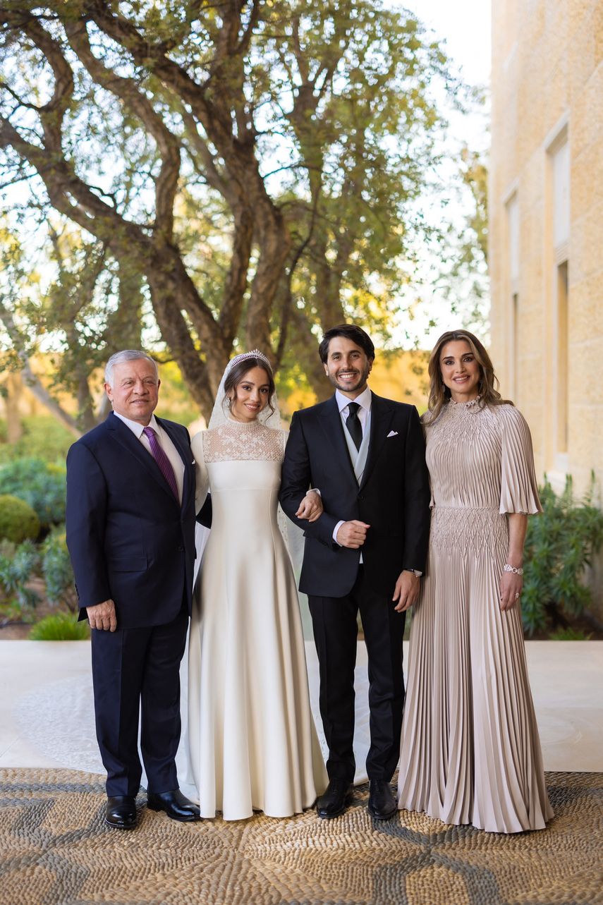 Una imagen distribuida por el Palacio Real de Jordania muestra al rey Abdullah II y la reina Rania posando para una foto durante la boda de su hija mayor, la princesa Iman, y el venezolano Jameel Alexander Thermiotis en Amman el 12 de marzo. 2023.