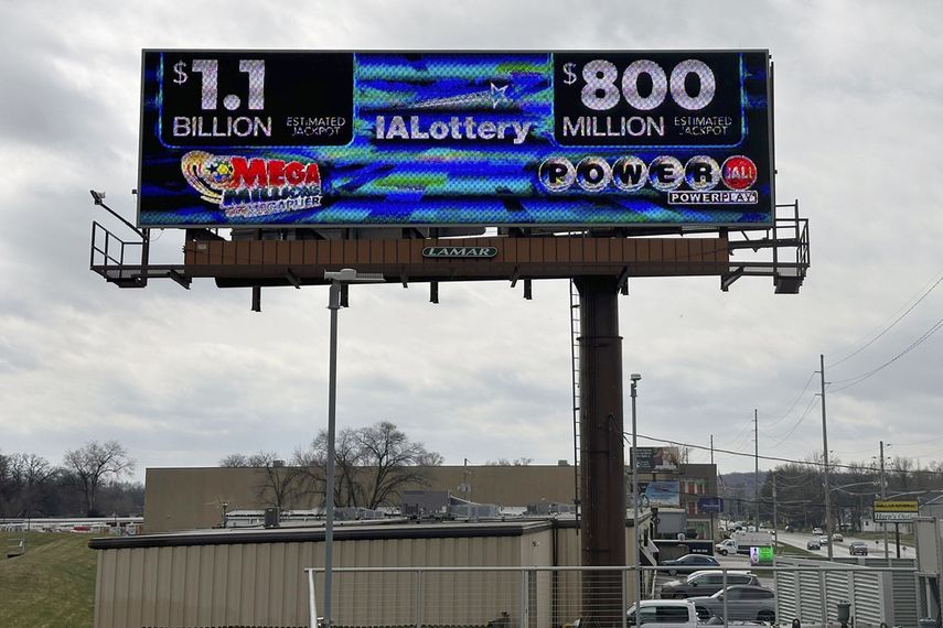 Un letrero electrónico anuncia los botes en los sorteros de las loterías Mega Millions y Powerball, el 25 de marzo de 2024, en Des Moines, Iowa.