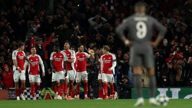 Jugadores del Arsenal celebran luego de que Mikel Merino anotara el tercer gol del club ante el Real Madrid, el 8 de abril de 2025.