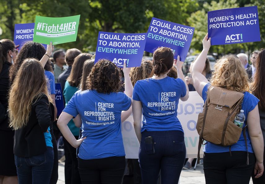 Un grupo de mujeres a favor del&nbsp;aborto&nbsp;levantan carteles contra las propuestas que regularían la práctica.
