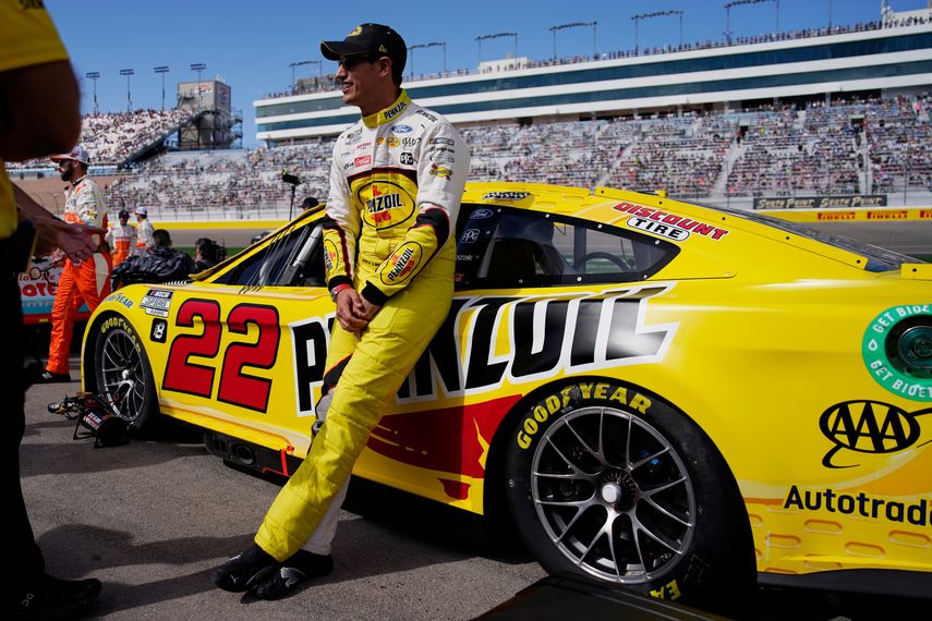 Joey Logano se apoya en su auto antes del inicio de una carrera de autos de la NASCAR Cup Series el domingo, 16 de octubre de 2022, en Las Vegas.&nbsp;