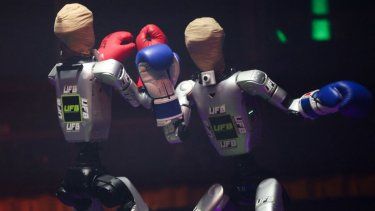 Robots con guantes de boxeo intercambian golpes durante una pelea del Ultimate Fighting Bots en Las Vegas, el 6 de enero de 2026.