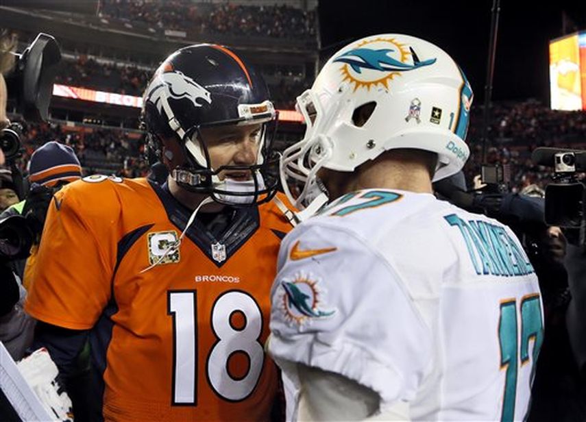 Manning (izquierda) saluda a Tannehill tras la conclusión del encuentro. (AP)
