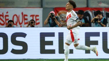 El atacante Paolo Guerrero, de Perú, celebra luego de anotar un gol ante Bolivia, el 20 de marzo de 2025.