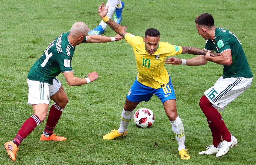 Neymar, el jugador de mayor peligro frente a al defensa mexicana.