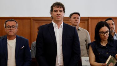 David Sánchez (C), hermano del presidente del Gobierno español Pedro Sánchez, y Miguel Ángel Gallardo, exlíder del PSOE en Extremadura, comparecen ante el Tribunal Provincial de Badajoz el 28 de mayo de 2026 para responder a las acusaciones de tráfico de influencias, irregularidades administrativas y nombramiento ilegal, relacionadas con su contratación como alto cargo en la Diputación Provincial.