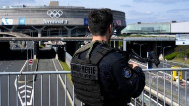 Una patrulla de gendarmes frente a la terminal 1 del aeropuerto Charles de Gaulle, donde se instalaron los anillos olímpicos, en Roissy-en-France, al norte de París, el martes 23 de abril de 2024.