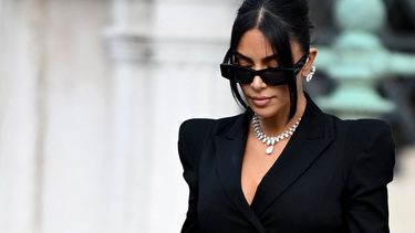 Kim Kardashian abandona un tribunal en París luego de testificar contra los ladrones que le robaron en 2016 unas joyas valoradas en 10 millones de dólares.