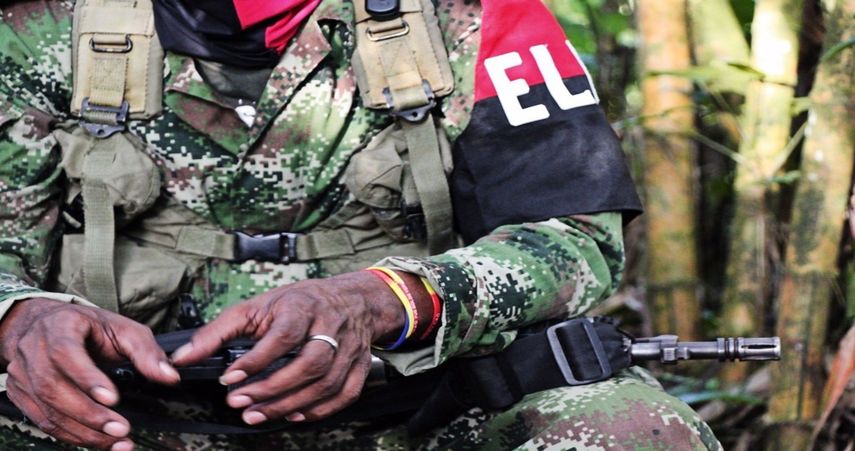 Miembro de la guerrilla del Ejército de Liberación Nacional (ELN) de Colombia sujetando un arma.