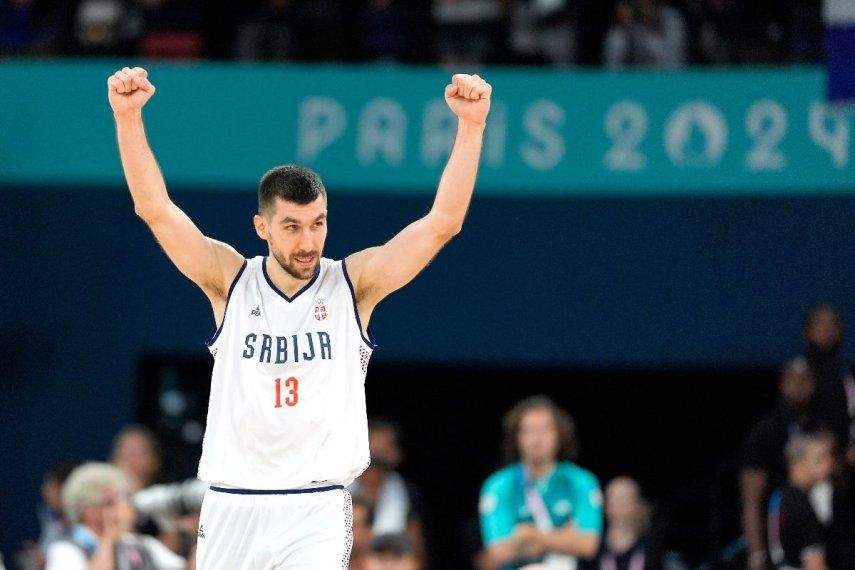 El serbio Ognjen Dobric celebra en los últimos segundos del partido de cuartos de final contra Australia en el Bercy Arena de los Juegos Olímpicos de Verano de 2024, el martes 6 de agosto de 2024, en París, Francia.&nbsp;