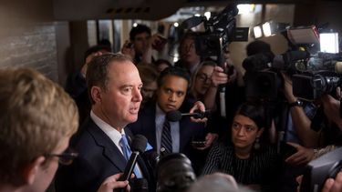 El líder del Comité de Inteligencia de la Cámara de los Representantes estadounidense, el demócrata Adam Schiff, ofrece declaraciones a los medios antes de una reunión en el Capitolio (Estados Unidos).&nbsp;