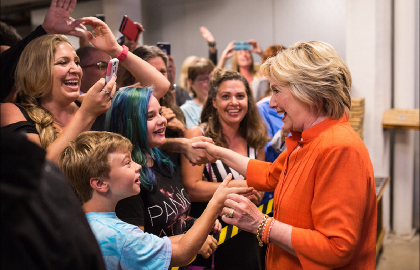 La candidata demócrata mantuvo un encuentro con jóvenes 