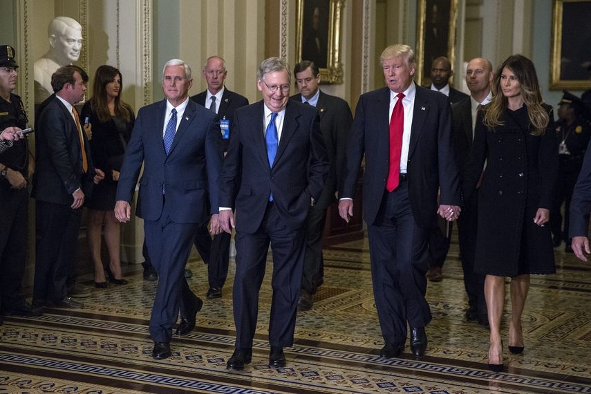 Donald&nbsp;Trump y su mujer Melania&nbsp;Trump, junto con el vicepresidente electo Mike Pence (i) y el líder de la mayoría republicana en el Senado, Mitch McConnell (2i) a su llegada a la reunión con los líderes&nbsp;republicanos&nbsp;del Congreso