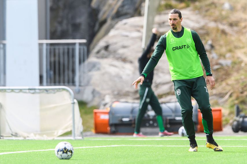 Ibrahimovic regresó de Suecia el 11 de mayo, dos meses después de abandonar Milán, ya que la Serie A se detuvo a falta de 12 jornadas. El delantero entrenó con el Hammarby sueco, club del que es copropietario, durante parte de su estancia en Suecia