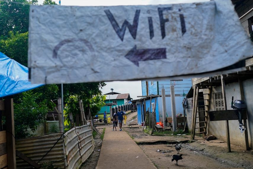 Un cartel indica dónde puede conseguirse conexión wifi en Bajo Chiquito, el pueblo donde paran los migrantes que se dirigen hacia el norte tras cruzar a pie el Tapón del Darién desde Colombia, en la provincia de Darién, Panamá, el 5 de octubre de 2023. 